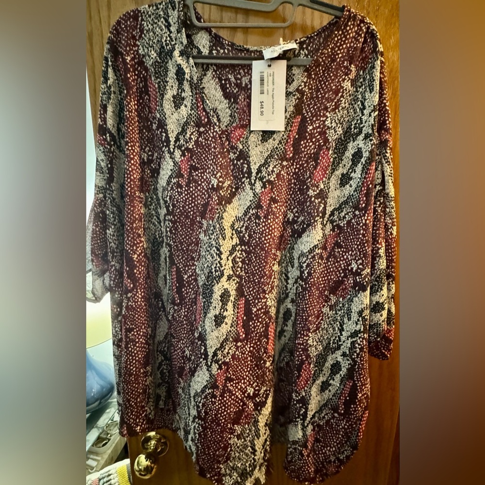 NWT Women’s Adrienne V-Neck Top Size Large
